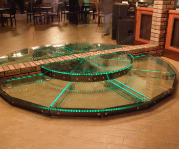 Стеклянный подиум в форме полукруга
