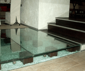 Стеклянный подиум в коридоре