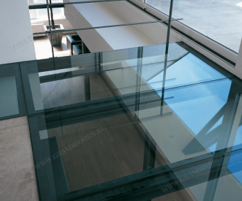 Стеклянный пол с тонированным в массе серым стеклом